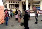 Cegah-Penyebaran-Covid-19,-Polsek-Wulanggitang-Bersama-Satgas-Terpadu-Periksa-Suhu-Tubuh-Di--Posko--2-Pencegahan