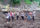 Peduli-Bencana-Alam,-Kapolres-Flotim-Tinjau-Jalan-Yang-Putus-Akibat-Banjir-Bandang-Dan-Tanah-Longsor