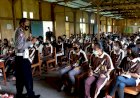 Sambangi-SMAK-Asisi-kasat-lantas-Polres-Flotim-Sampaikan-Etika-Berlalu-Lintas