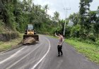 Gerak-Cepat-Kapolsek-Adonara-Atasi-Timbunan-Tanah-Longsor-Akibat-Hujan-Deras