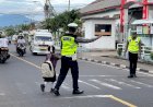 Tingkatkan-Keselamatan-Jalan,-Polres-Flotim-Awasi-Ketat-Arus-Pagi-di-Larantuka