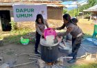 Polwan-Flotim-Bantu-Warga-di-Dapur-Umum-Pascagempa