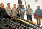 Wujud-Nyata-Sinergitas-dan-Jalan-Damai,-Pemerintah-Desa-Narasaosina-Bersama-Tokoh-Adat-Serahkan-Puluhan-Senpira-kepada-Polres-Flores-Timur