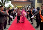 Tradisi-Pedang-Pora-Antar-Pelepasan-AKBP-Adhitya-Octorio-Putra-dari-Polres-Flores-Timur