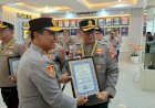 Kapolres-Flores-Timur-AKBP-Gede-Putra-Yase-Terima-Penghargaan-atas-Keberhasilan-Penanganan-Konflik-Sosial-di-Adonara-Timur