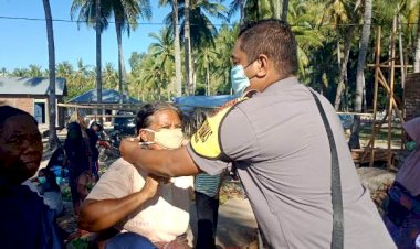 Pembagian-Masker-Gratis,-Bhabinkamtibmas-Bersama-Tim-Satgas-Percepatan-Penanganan-Covid-19-Tingkat-Kecamatan-Adonara-Bekerja-Sama-Dengan-DPD-PPNI-Kab.-Flotim