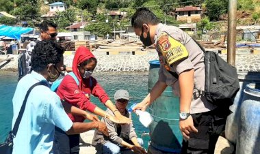 Semprot-Cairan-Disinfektan,-Bhabinkamtibmas-Bersama-Satgas-Gugus-Tugas-Covid-19-Kec.-Wotan-Ulumado-Cegah-Corona