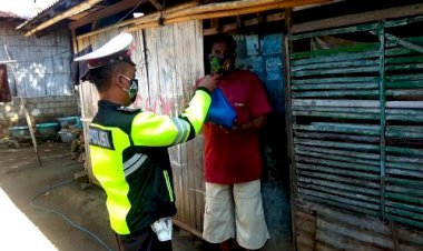 Peduli-Warga-Terdampak-Pandemi-Covid19,-Ipda-Alfon-dan-Bripka-Agus-Bagikan-Sembako-Pada-Warga-Kurang-Mampu