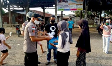 Personil-Polsek-Adonara-Ngabuburit-Bagi-Takjil-Gratis