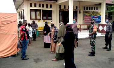 Cegah-Penyebaran-Covid-19,-Polsek-Wulanggitang-Bersama-Satgas-Terpadu-Periksa-Suhu-Tubuh-Di--Posko--2-Pencegahan