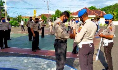 Propam-Polres-Flotim-Sidak-Sikap-Tampang-Anggota-Setelah-Apel-Pagi