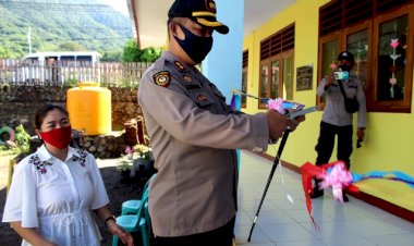 Gunting-Pita,-Kapolres-Flotim-Resmikan-Gedung-Wira-Pratama-TKK-Kemala-Bhayangkari-06-Larantuka