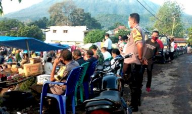 Bhabinkamtibmas-Brigpol-Fransiskus-Yohanes-monitoring-sekaligus-pembagian-masker-di-pasar-Mirek-Kec.-Witihama