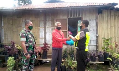Bripka-Agustinus-Fay-Distribusikan-Bantuan-Sosial-(Bansos)-Polri-di-Desa-Pululera