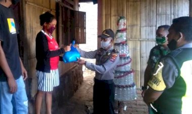 Penyerahan-Bansos-Polri-Oleh-Kapolsek-Wulanggitang-Kepada-Warga-Terdampak-Covid-19