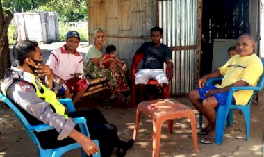 Duduk-Santai,-Bhabinkamtibmas-Berikan-Himbauan-Kamtibmas-dan-Standar-Protokol-Kesehatan-Dimasa-Pandemi-Covid-19