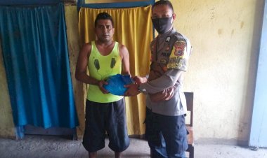 Bhabinkamtibmas-Desa-lewoloba-Bagikan-Beras-Polri