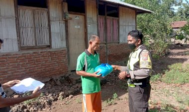 Polri-Peduli-Covid-19,-Bhabinkamtibmas-BRIPKA-IMRAN-ISMAIL-Bagikan-Sembako