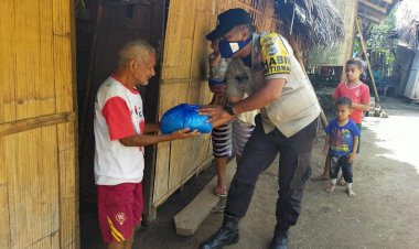 Bhabinkamtibmas-Desa-Bugalima-Bagikan-bantuan-Sosial-kepada-Warga-Terdampak-Covid-19