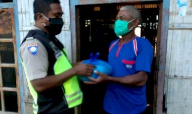 Pendistribusian-Bantuan-Sosial-Polri-oleh-Bhabinkamtibmas-Jajaran-Polres-Flotim