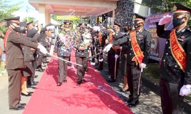 Tradisi-Pedang-Pora-dan-Pelepasan-Purna-Bakti-Oleh-Polres-Flotim
