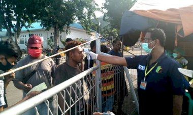 Satgas-Aman-Nusa-II-Bersama-Gugus-Tugas-Percepatan-Penanganan-COVID-19-Kab.-Flotim-Lakukan-Pemeriksaan-Suhu-Tubuh-Sesuai-Protokol-Kesehatan