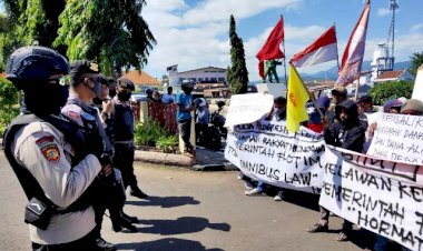 Sat-Sabhara-Polres-Flotim-Amankan-Jalannya-Aksi-Damai-GIMIT