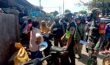 Bhabinkamtibmas-Kota-Larantuka-Dampingi-Sat-Pol-PP-Lakukan-Penertiban-Pedagang-dan-Kendaraan-Yang-Parkir-Disepanjang-Ruas-Jalan-Pasar-Inpres-Larantuka