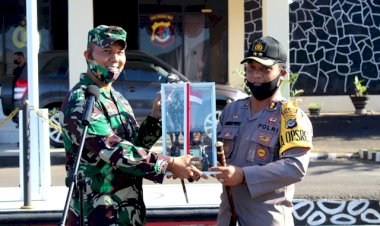 Berikan-Cindera-Mata,-Dandim-1624-Flotim-Letkol-Inf-Komang-Agus-Saat-Berpamitan-di-Polres-Flotim