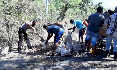 Tak-Peduli-Dengan-Seragamnya,-Bhabinkamtibmas-Bripka-Gusti-Bantu-Warga-Perbaiki-Jalan