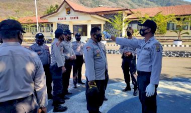 Tiem-Satgas-Aman-nusa-II-Lakukan-Screning-Suhu-Tubuh-Personil-Polres-Flotim
