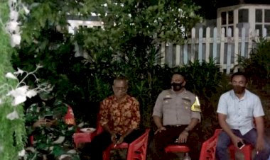 Hadiri-Pesta-Pernikahan-Warga,-Bhabinkamtibmas-Bersama-Babinsa-Imbau-Jaga-Jarak-dan-Taati-Protokol-Kesehatan
