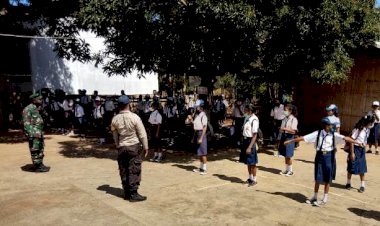 Bhabinkamtibmas-Bripka-Irwan-Domal-Berikan-Himbauan-Protokol-Kesehatan-Kepada-Siswa-SLTP