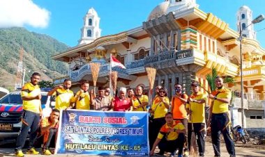 Menjelang-Hut-Lalu-Lintas-Bhyangkara-Ke-65,-Satlantas-Polres-Flotim-Baksos-Bersihkan-Rumah-Ibadah