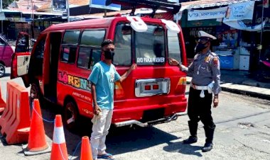 Peduli-Covid-19,-Satlantas-Polres-Flotim-Tempel-Stiker-Ayo-Pakai-Masker