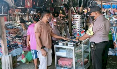 Patroli-Pasar,-Bhabinkamtibmas-Bersama-Personel-Polsek-Wulanggitang-Ajak-Warga-Adaptasi-Kebiasaan-Baru