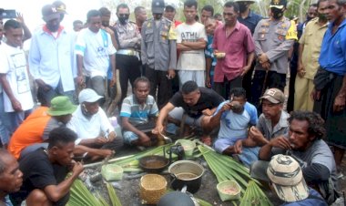 Polres-Flotim-Lakukan-Pengamanan-Ritual-Adat-Penyelesaian-Sengketa-Tanah-di-Kecamatan-Tanjung-Bunga
