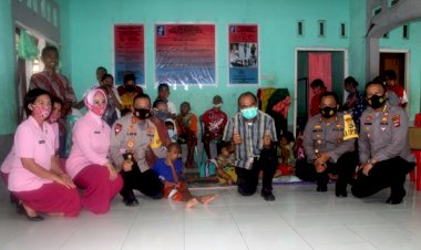 Disela-Kunjungan-Kerjanya,-Kapolda-NTT-Irjen-Pol.-Drs.-Lotharia-Latif-Bersama-Ibu-Berkunjung-Ke-Panti-asuhan
