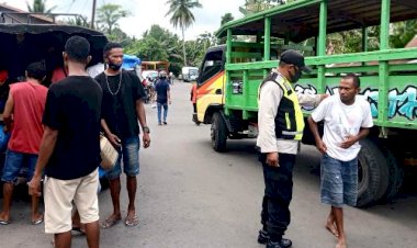 Patroli-Pasar,-Bhabinkamtibmas-Tak-Lupa-Untuk-Selalu-Berikan-Imbauan-Kamtibmas-dan-Protokol-Kesehatan