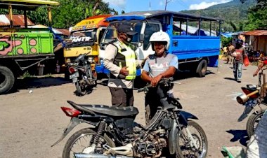 Tetap-Kondusif,-Bhabinkamtibmas-Bripka-Semarno-Rutin-Lakukan-Patroli-Pasar