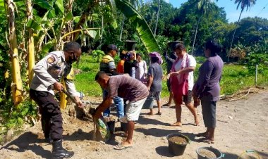 Demi-Membantu-Warga,-Bhabinkamtibmas-Bripka-Don-Bosko-Rela-Seragamnya-Kotor