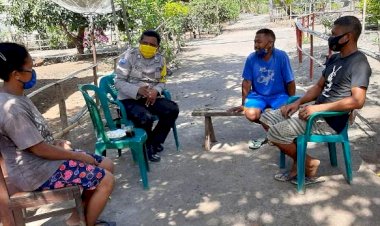 Ciptakan-Kamtibmas-Kondusif,-Bhabinkamtibmas-Brigpol-Paulus-Patroli-Di-Wilayah-Binaanya