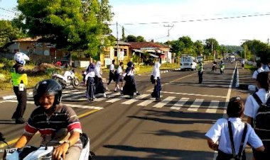 Giat-Rutin-Sat-Lantas-Polres-Flotim,-Gatur-Lalin-Wujudkan-Pelayanan-Prima