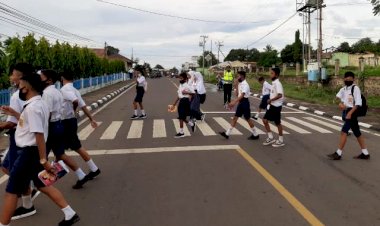 Pelayanan-Prima,-Sat-Lantas-Polres-Flotim-Atur-Lalin