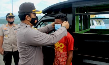 Pimpin-Giat-Patroli-Aman-Nusa-II,-Kapolres-Flotim-Berikan-Masker