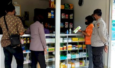 Cek-Ketersediaan-APD,-Satgas-Aman-Nusa-II-Datangi-Apotik