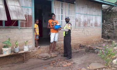 Bhabin-Brigpol-Lasarus-Abong-Salurkan-Bansos-Polri-Bagi-Warga-Kurang-Mampu