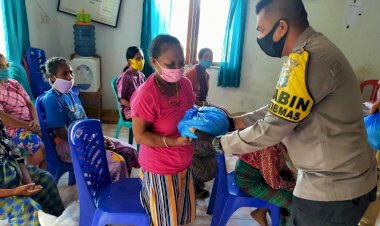 Serahkan-Bansos,-Bhabinkamtibmas-Bripka-Mandala-Lakukan-Secara-Door-To-Door