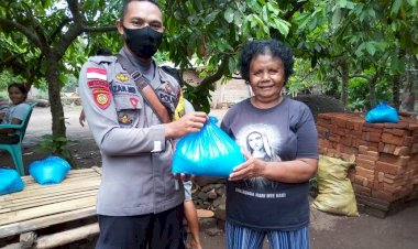 Bansos-Polri,-Bhabinkamtibmas-Serahkan-Kepada-Warga-Kurang-Mampu-Terdampak-Covid-19