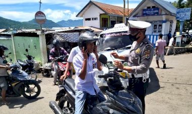 Cegah-Covid-19,-Sat-Lantas-Polres-Flotim-Berikan-Himbauan-Gunakan-Masker